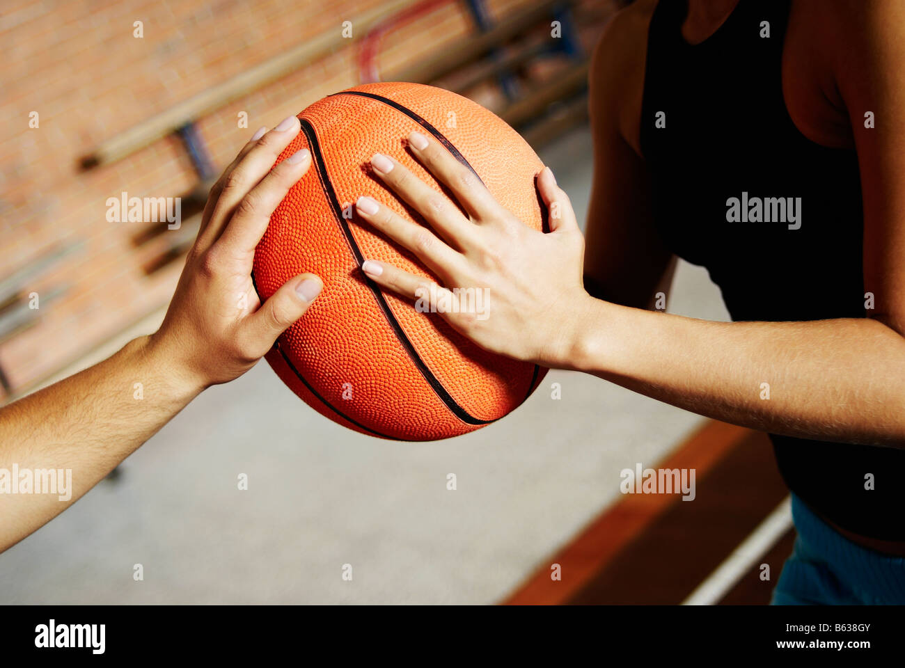 Close-up di due giocatori di basket a giocare Foto Stock
