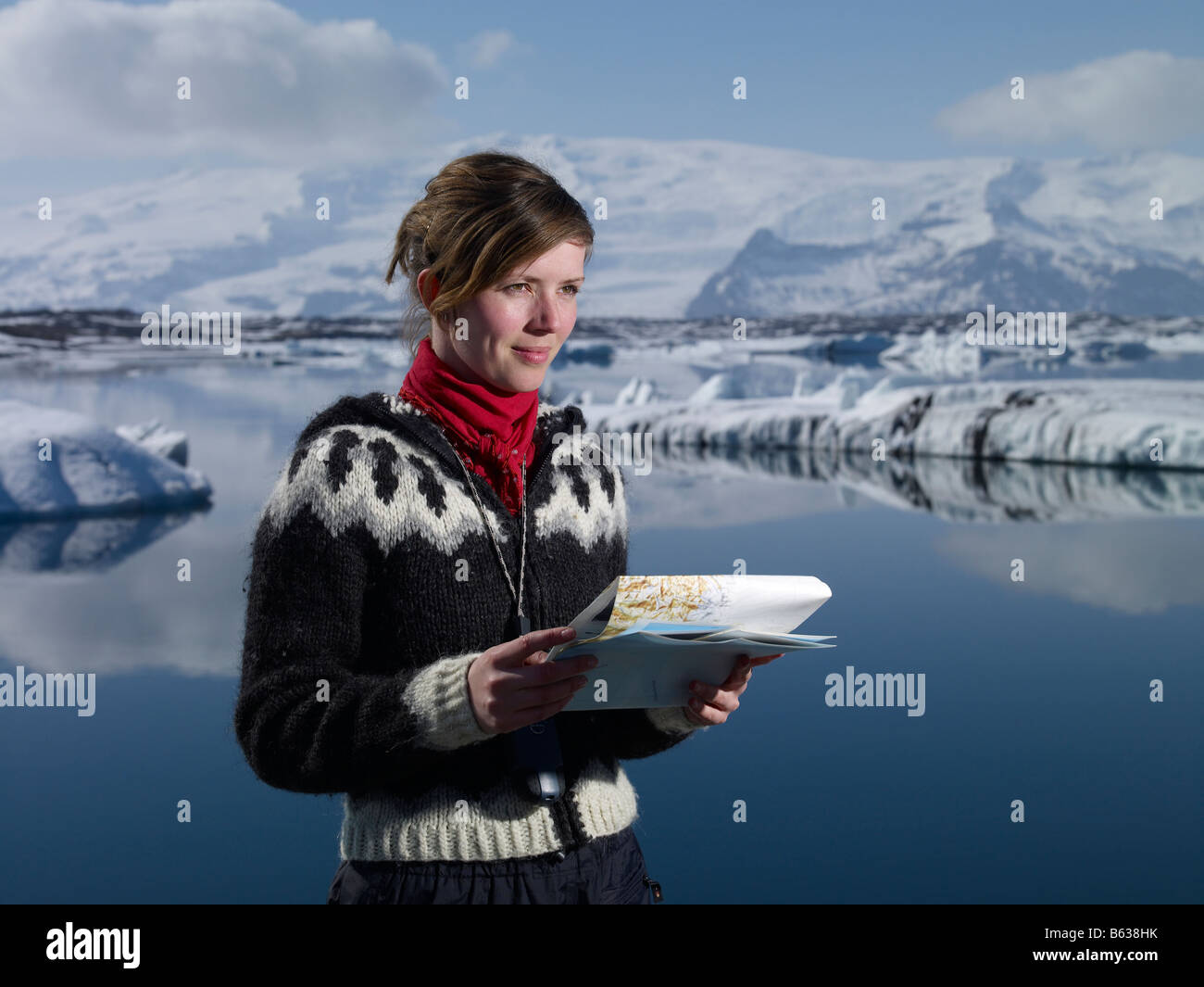 Ragazza islandese con mappa a Jokulsarlon laguna glaciale, Breidamerkurjokull glacier, Islanda Orientale Foto Stock