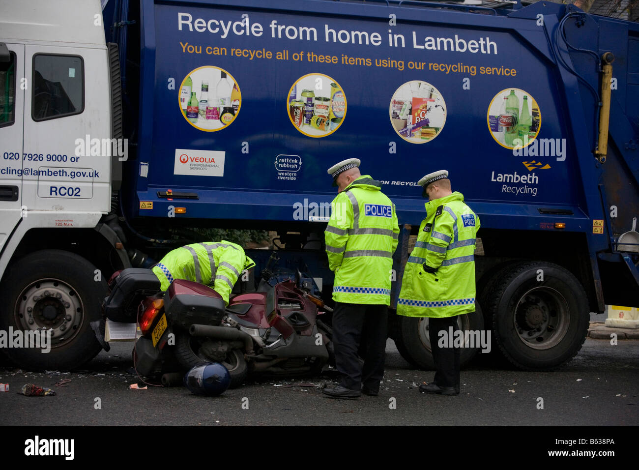 Traffico metropolitano la polizia indaga la collisione tra una moto e un London borough di Lambeth veicolo di riciclaggio Foto Stock