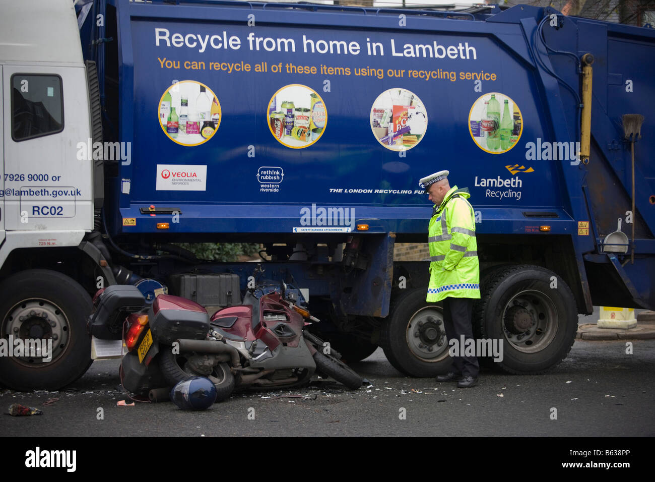 Traffico metropolitano la polizia indaga la collisione tra una moto e un London Borough di Lambeth veicolo di riciclaggio. Foto Stock