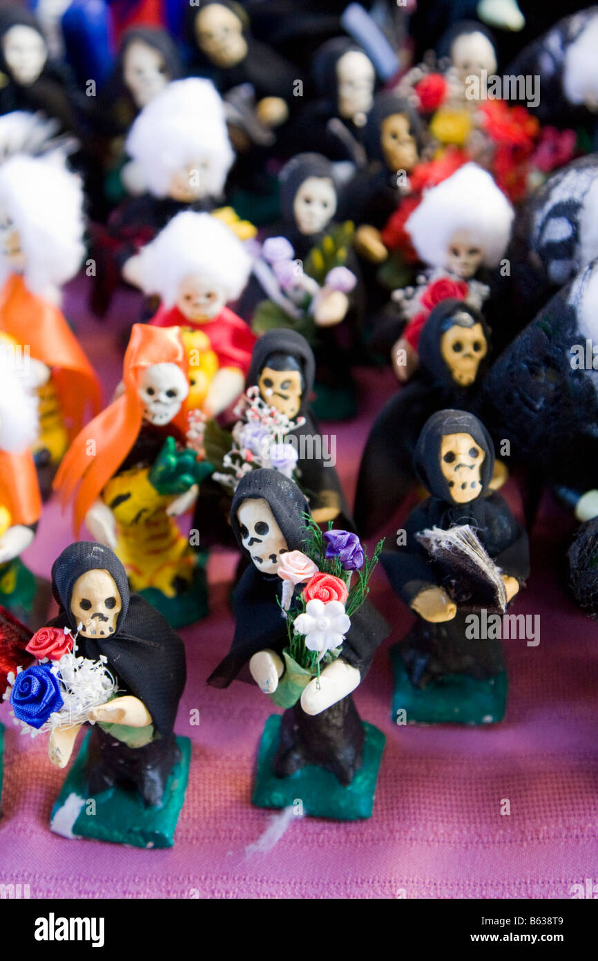 Oaxaca, Messico. Il giorno dei morti celebrazioni, altare decorazioni, giocattoli per bambini, scheletri giocattolo Foto Stock