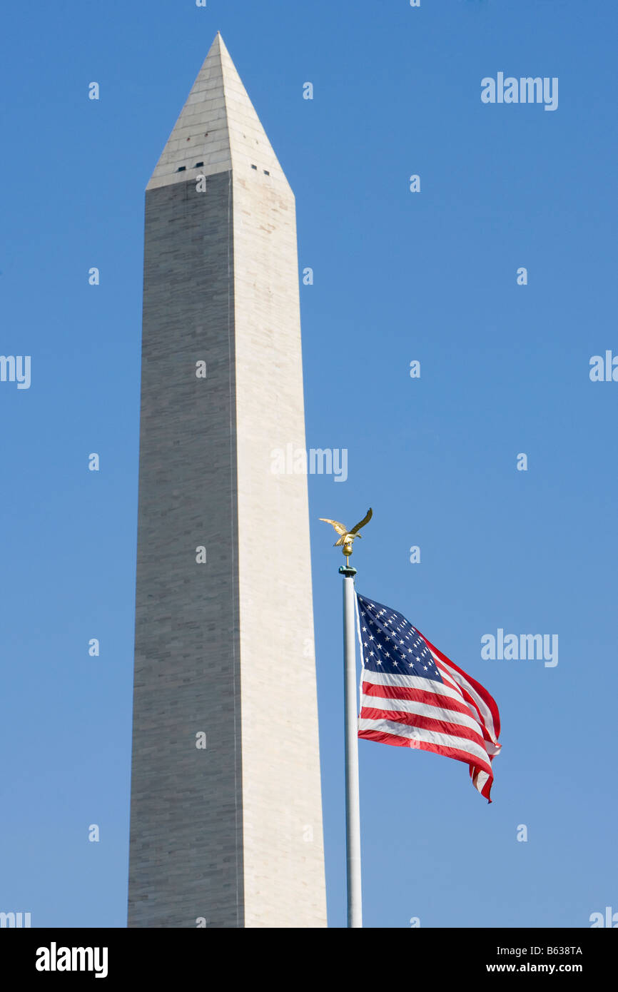 Basso angolo vista di una bandiera americana nella parte anteriore di un obelisco, Washington Monument, Washington DC, Stati Uniti d'America Foto Stock