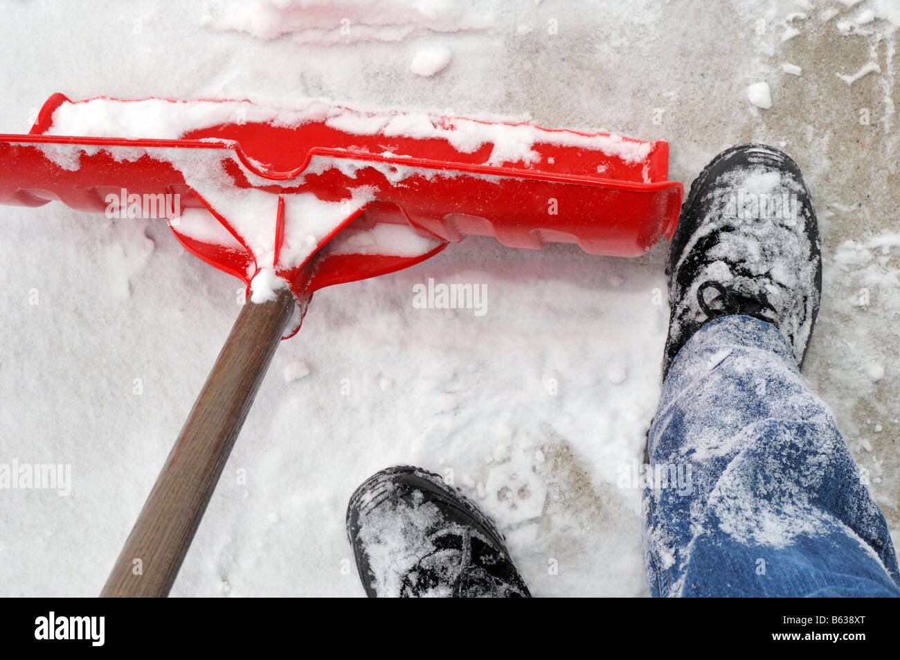 Pala da neve e stivali inverno raffigurante l'inverno in Canada Sherwood Park Alberta Canada Foto Stock