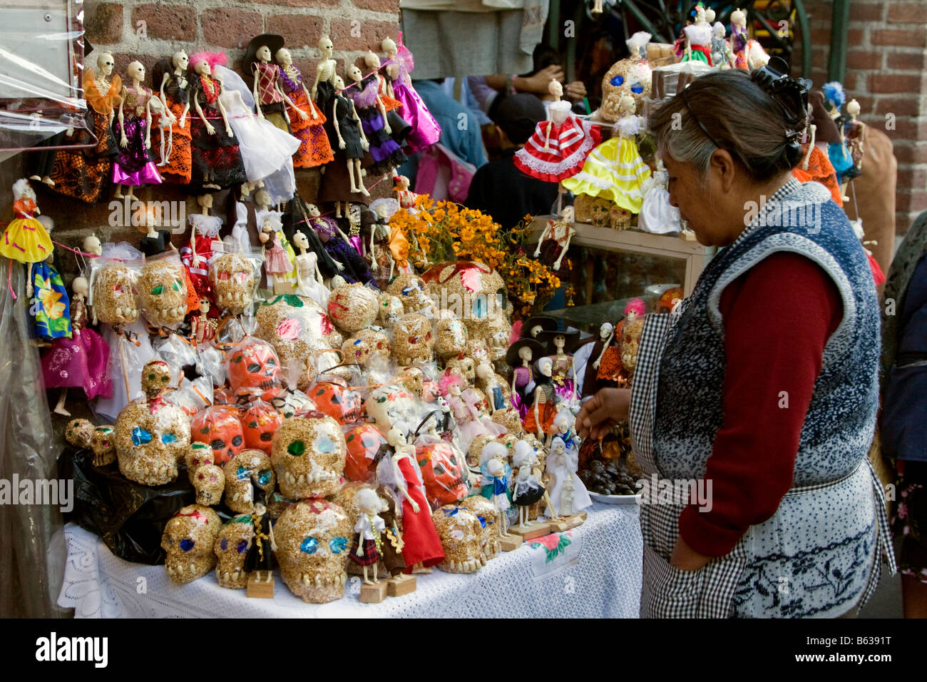Oaxaca, Messico. Il giorno dei morti celebrazioni. Scheletri, caramelle, dolci, popcorn, bambole per bambini. Foto Stock