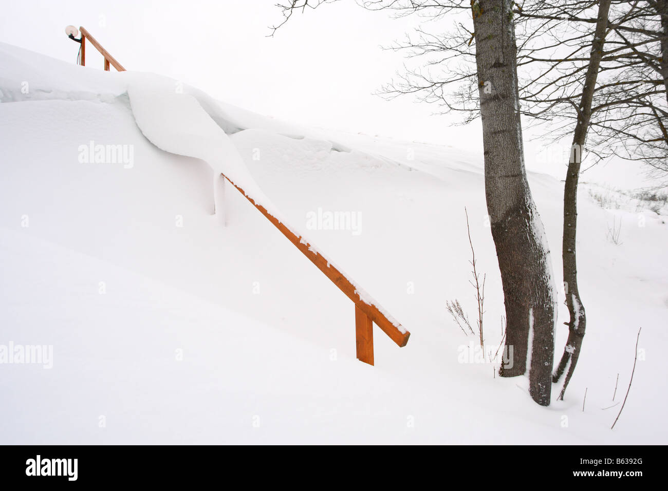 Una scala passi andando su per la collina, coperto di neve. Foto Stock
