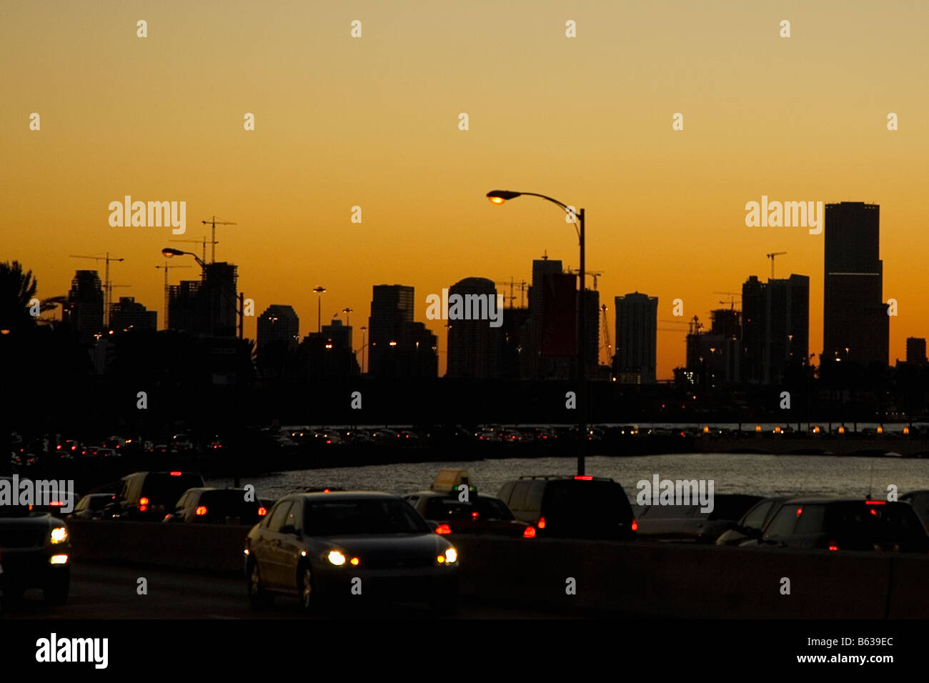 Silhouette di edifici al Waterfront, Miami, Miami-Dade County, Florida, Stati Uniti d'America Foto Stock