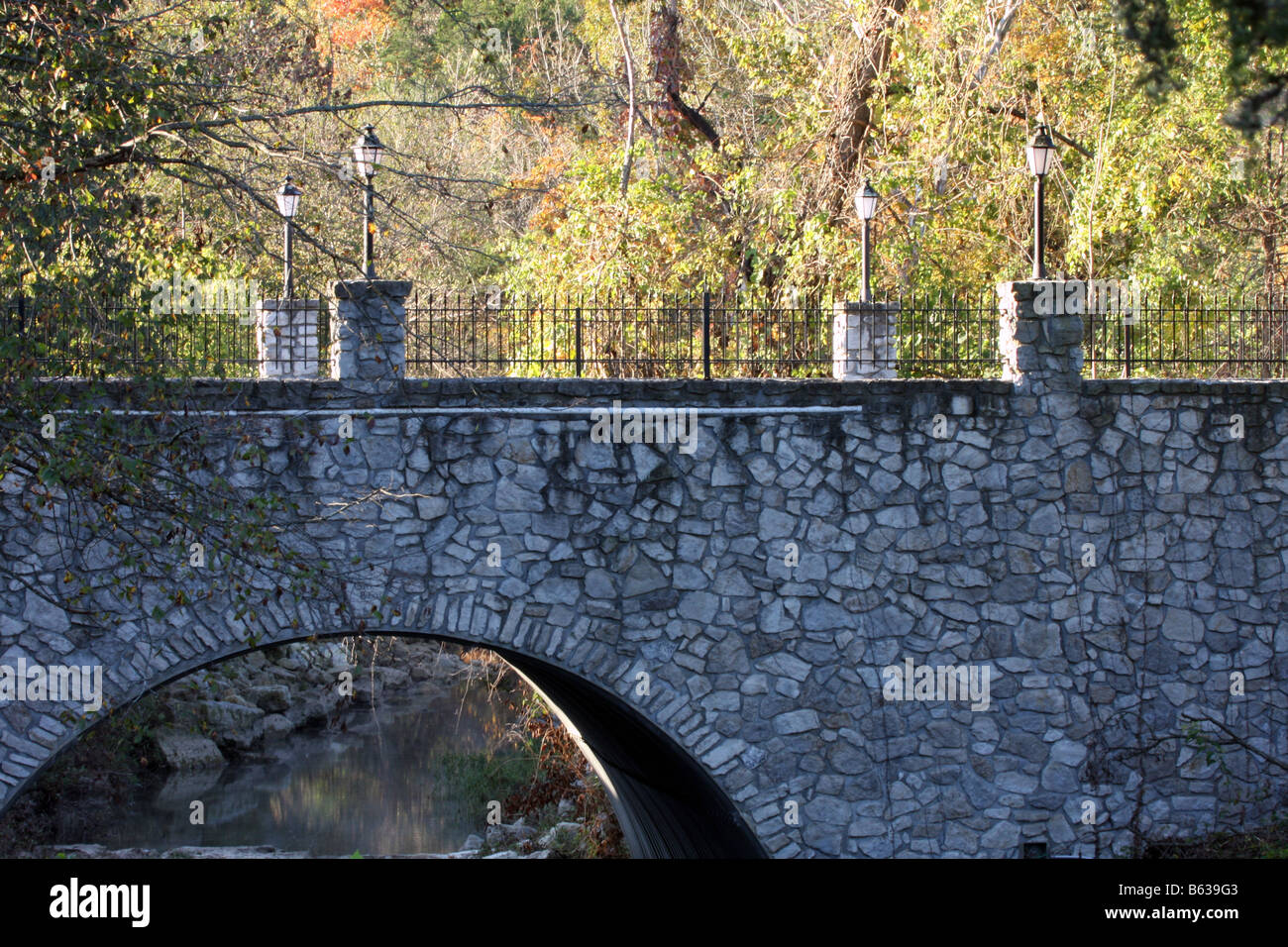 Una pietra ponte ad arcate su un pittoresco abbastanza creek Foto Stock