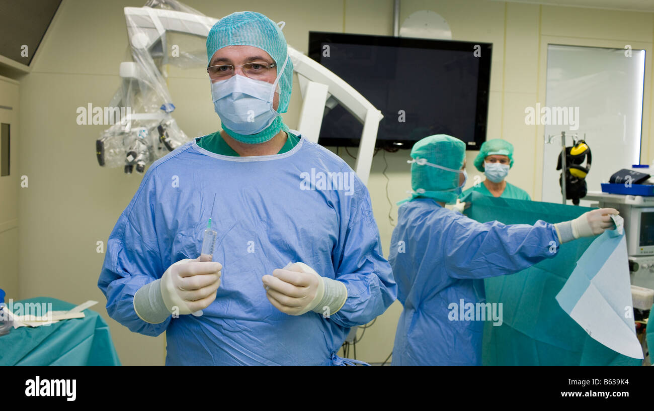 Neurochirurgia durante un intervento chirurgico per rimuovere una benigna tumore al cervello, Reykjavik, Islanda Foto Stock