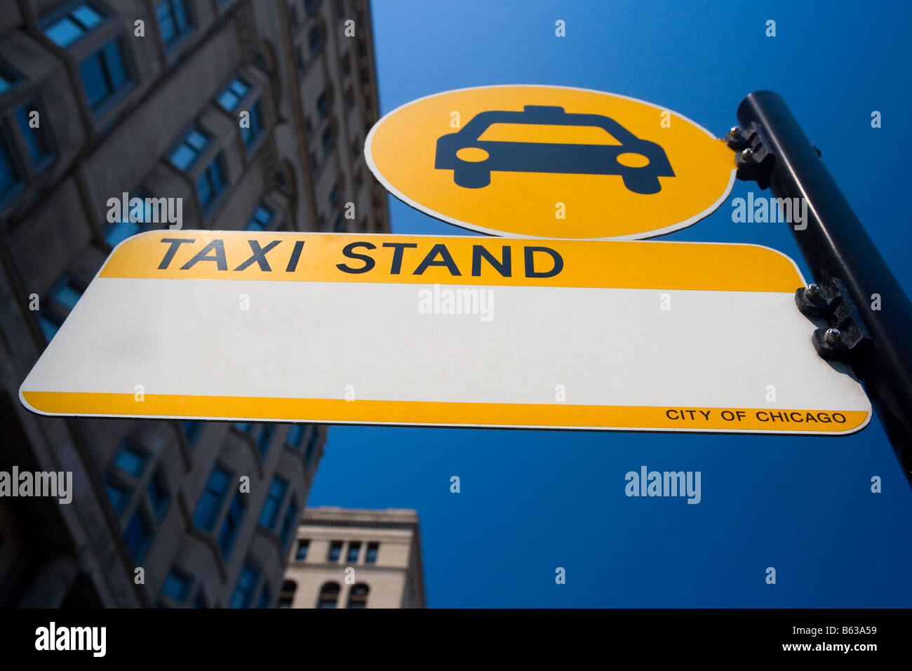 Basso angolo vista di un taxi a bordo, Chicago, Illinois, Stati Uniti d'America Foto Stock