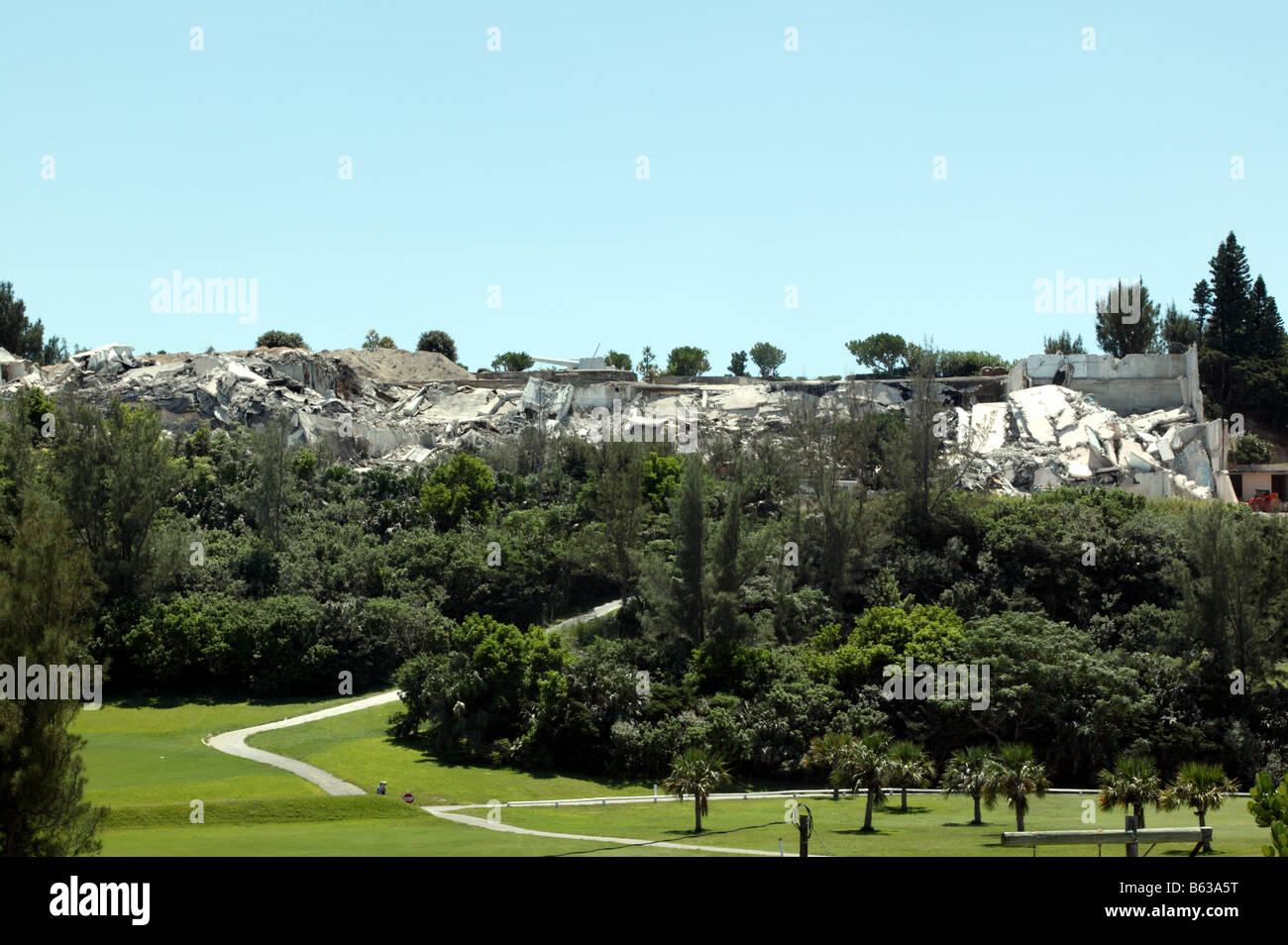 Conseguenze della demolizione del Club Med edificio, ora ridotto ad un enorme pila di calcestruzzo, come visto da Fort St Catherine Foto Stock