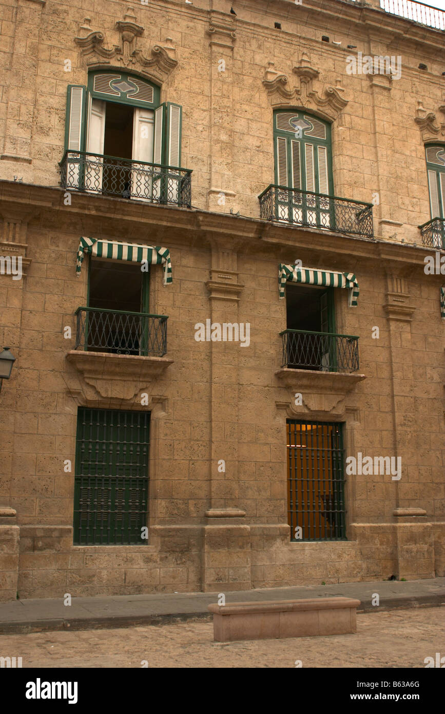 Edificio cubano o architettura con balcone e finestre con persiane, antiche strade, habana vieja o vecchia Havana, Cuba Foto Stock
