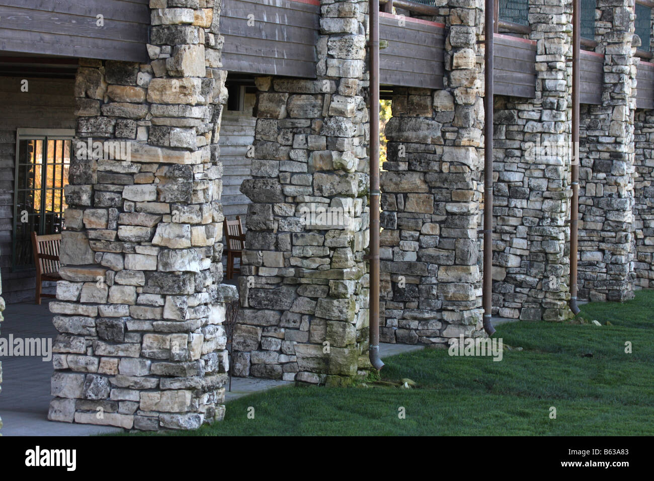 Supporti di pietra per il grande rustico portico di registro del Keeter Convention Center presso il collegio degli Ozarks Branson Missouri Foto Stock