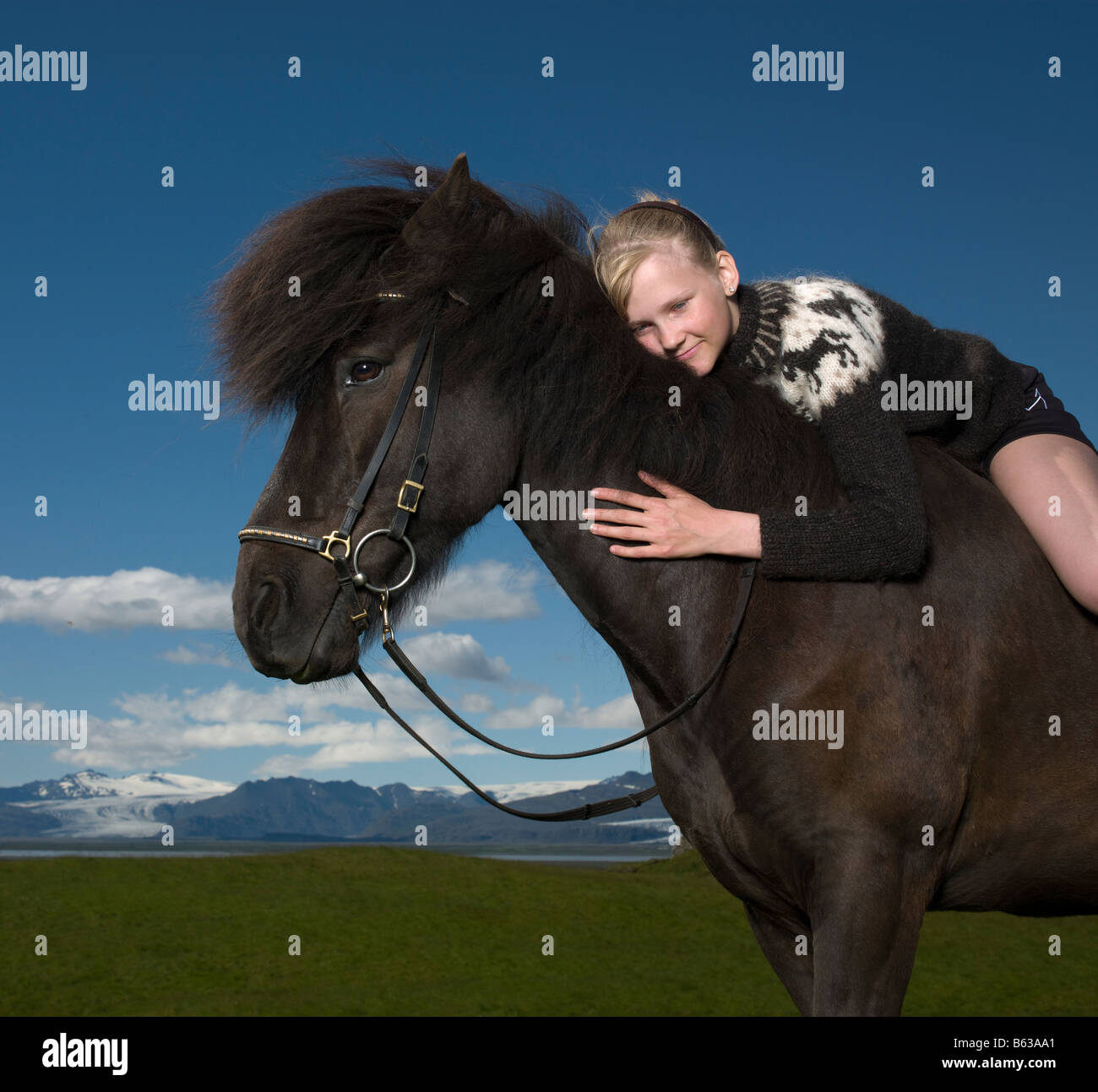 Ragazza giovane bareback sul suo cavallo, Hofn, Hornafjordur fiordo Islanda Orientale Foto Stock