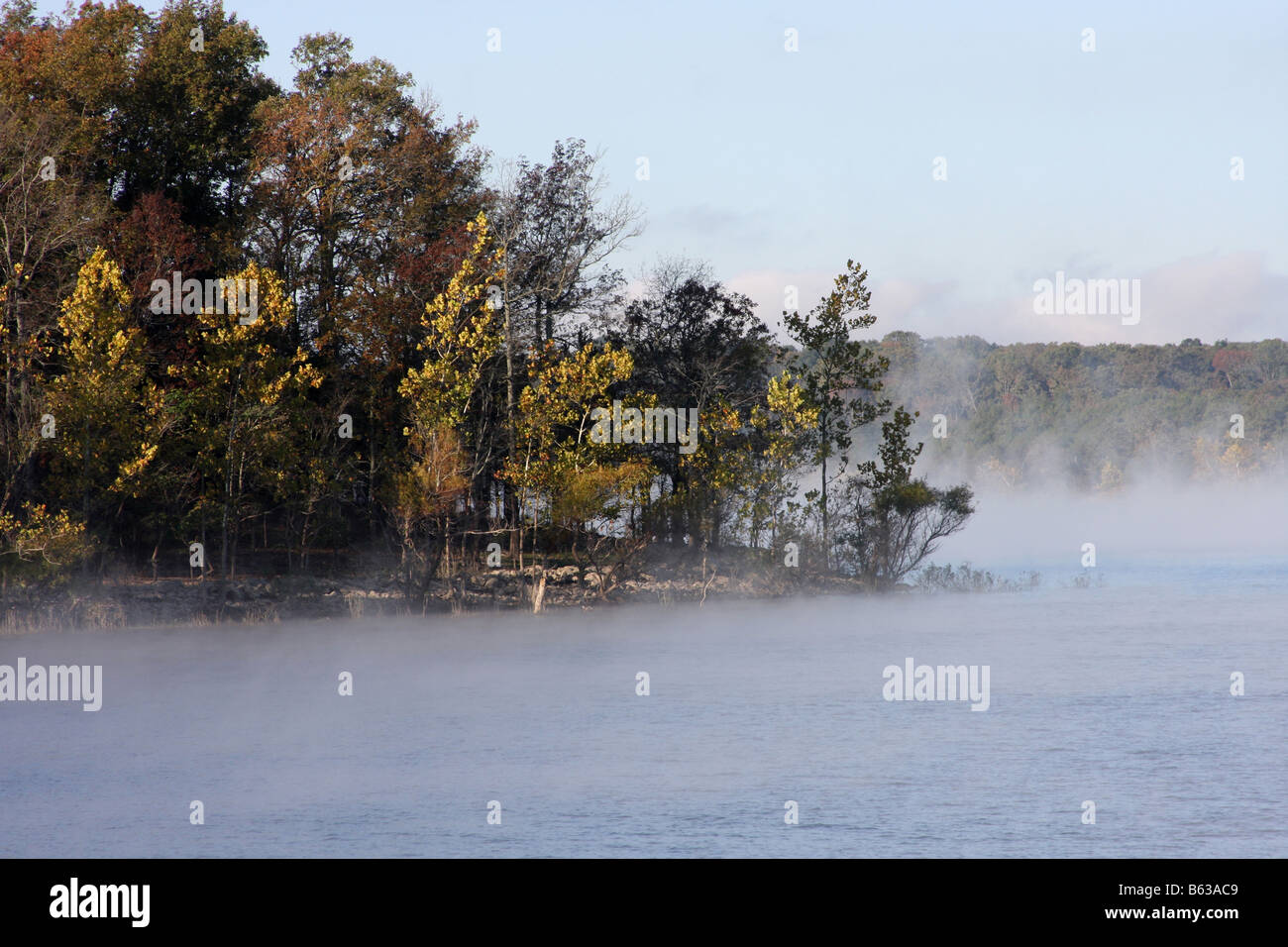 Aumento di vapore intorno a un'isola nel Lago di Table Rock Branson Missouri Foto Stock