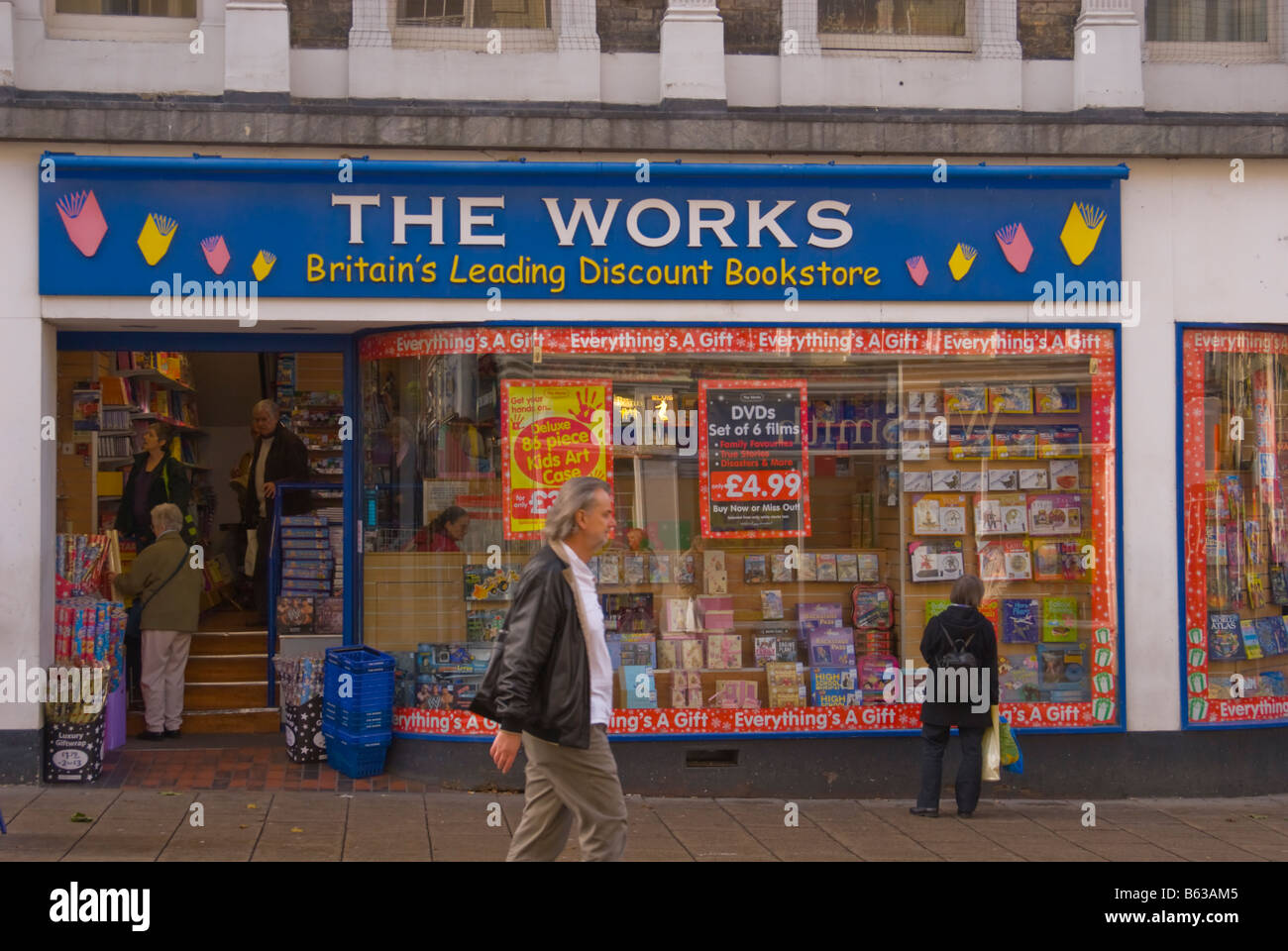 Le opere (britains sconto leader bookstore) bookshop vendita libri a Norwich, Norfolk, Regno Unito Foto Stock