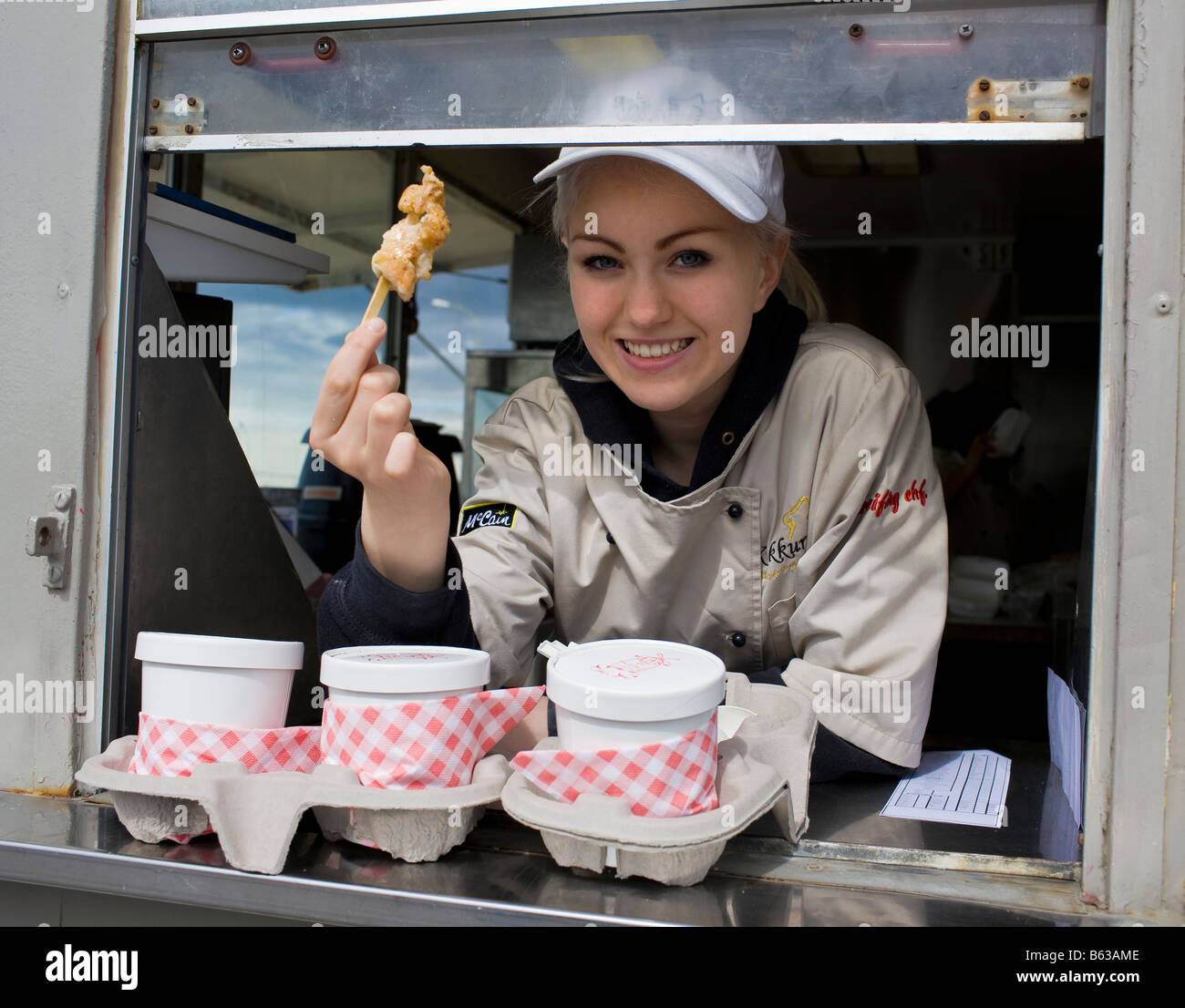 Ragazza di servire fresca zuppa di aragosta, Hornafjordur fiordo, Islanda Orientale Foto Stock
