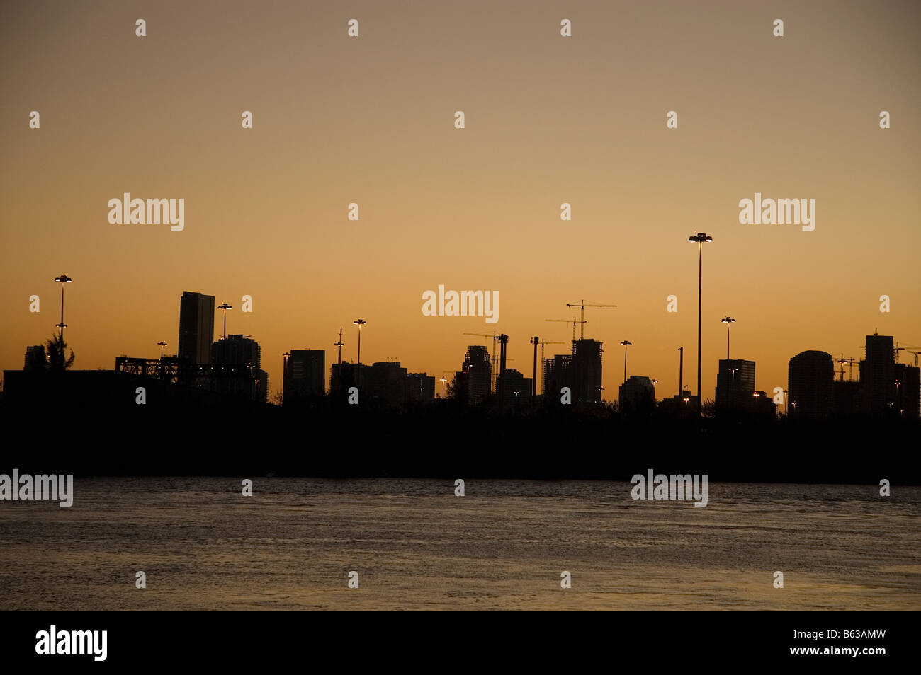 Silhouette di edifici al Waterfront, Miami, Miami-Dade County, Florida, Stati Uniti d'America Foto Stock