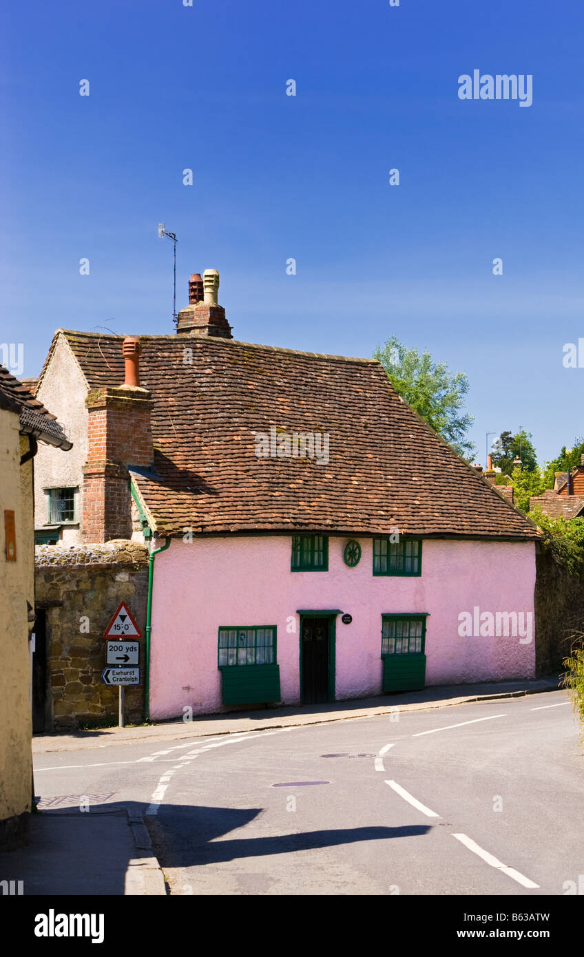 Old Cottage - piccola vecchia casa medievale nel villaggio storico di campagna di Shere, Surrey, Inghilterra, Regno Unito, dipinto di rosa Foto Stock