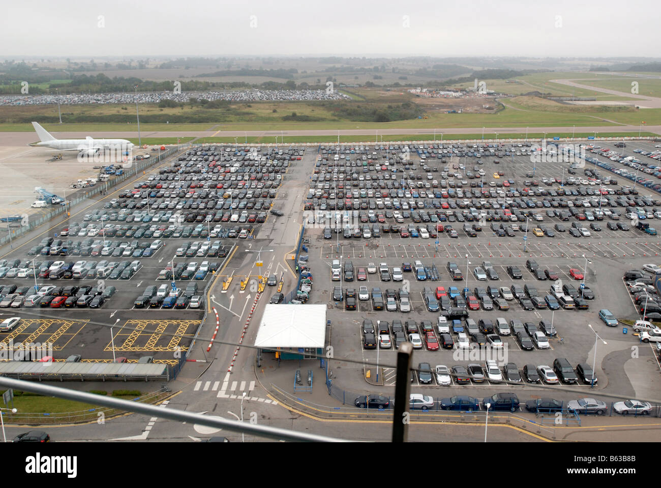 A breve termine il parco auto all'Aeroporto di Luton Foto Stock