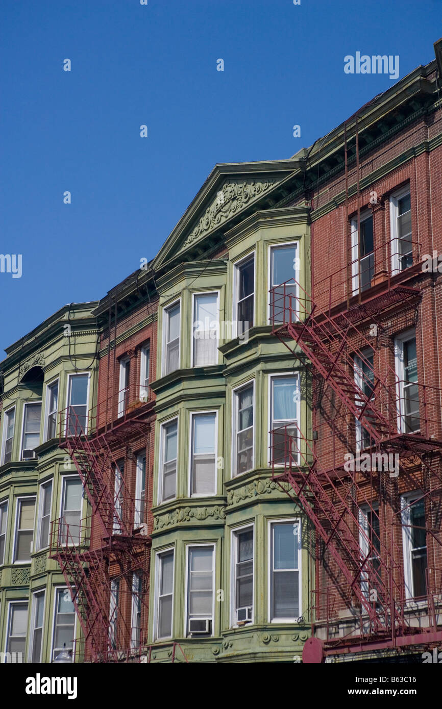 Basso angolo di visione di un edificio, Boystown, Northalsted, Chicago, Illinois, Stati Uniti d'America Foto Stock