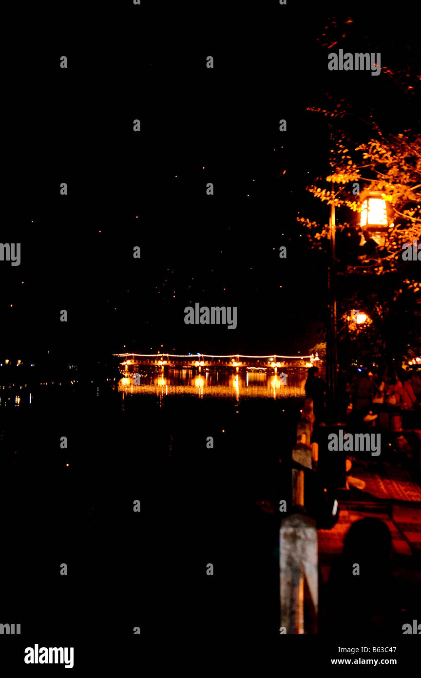 Loi Kratong Festival in Chiang Mai Thailandia il ponte sopra il fiume Ping come celebrazioni passare attraverso la notte Foto Stock