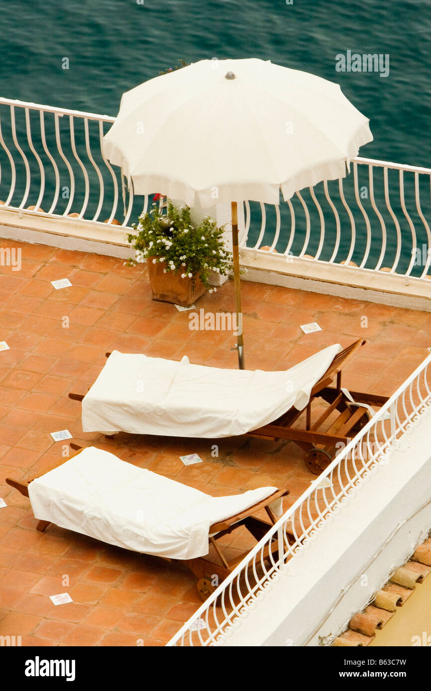 Angolo di alta vista del vuoto sedie a sdraio con ombrellone, Positano, Amalfi, Salerno, Campania, Italia Foto Stock