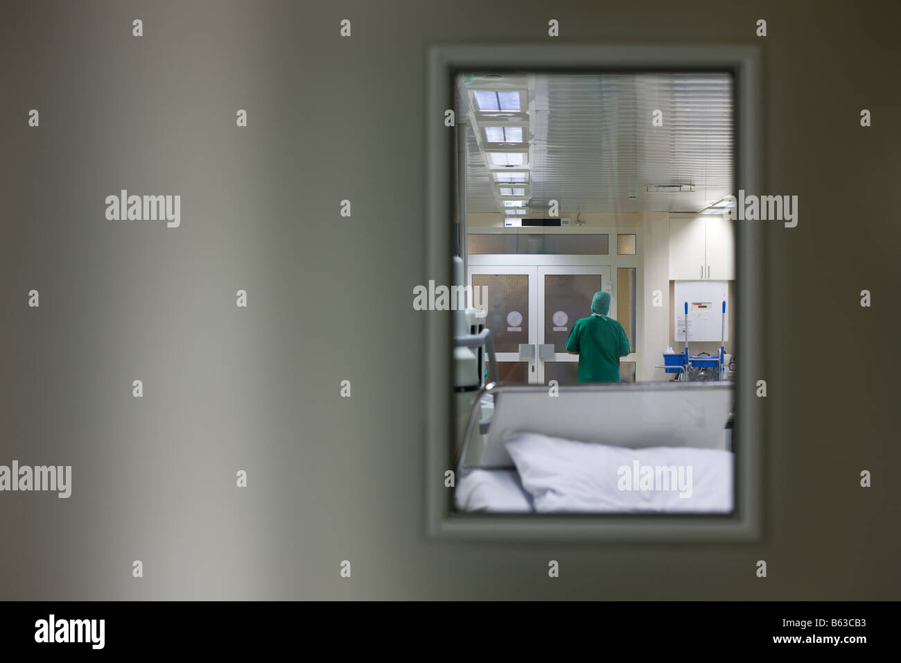 Neurochirurgo finestra passante entrando in sala operatoria, Ospedale di Reykjavik, Islanda Foto Stock