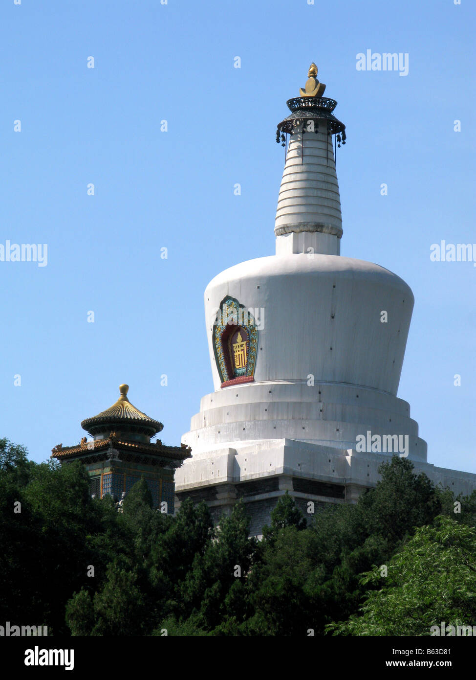 Pagoda Bianca sulla cima di Jade isoletta nel Parco Beihai a Pechino. Pechino Cina Asia Foto Stock