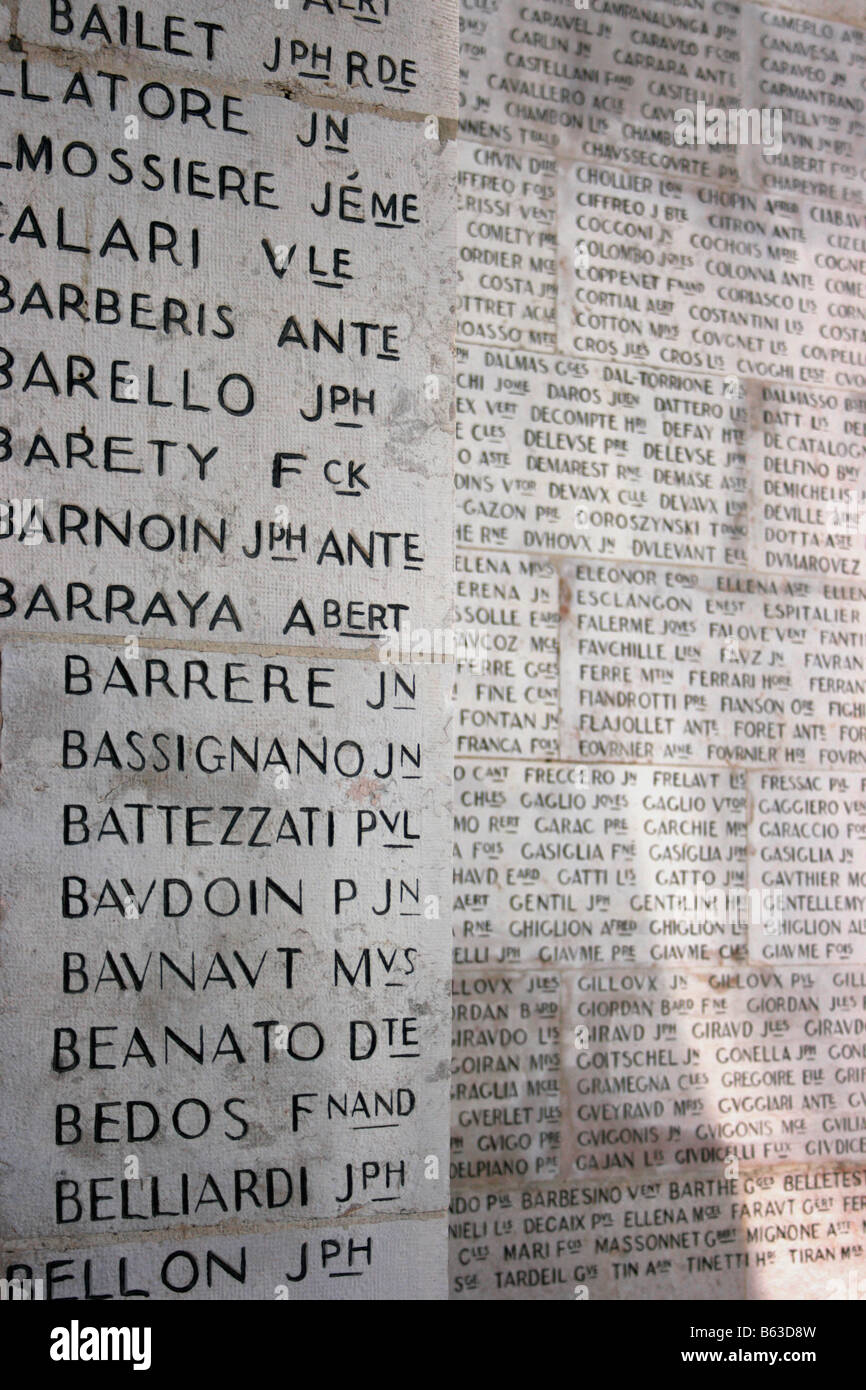I nomi dei caduti inscritto al monumento aux Morts di Nizza Côte d'Azur, nel sud della Francia Foto Stock