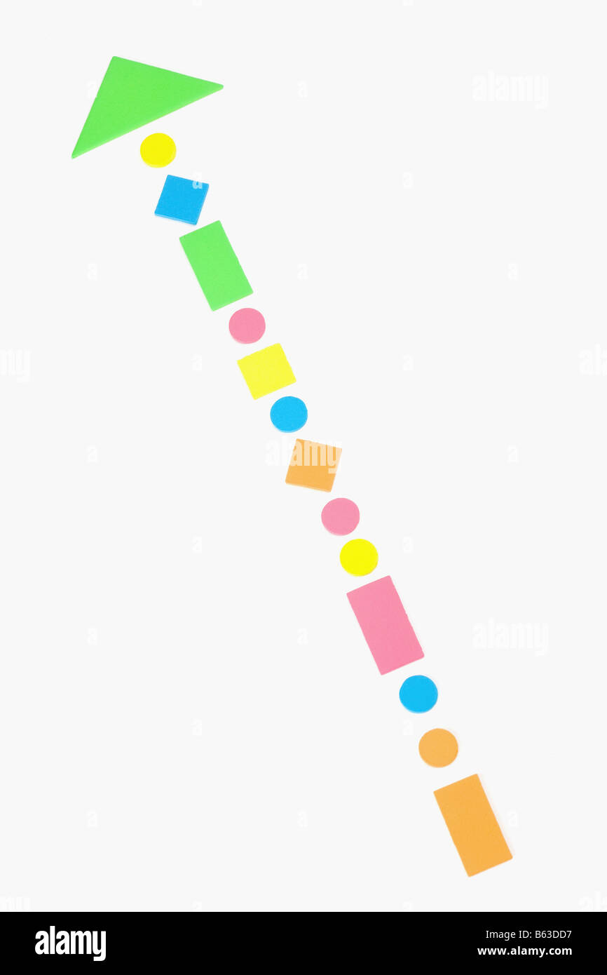 Close-up di oggetti facendo un segno di freccia Foto Stock