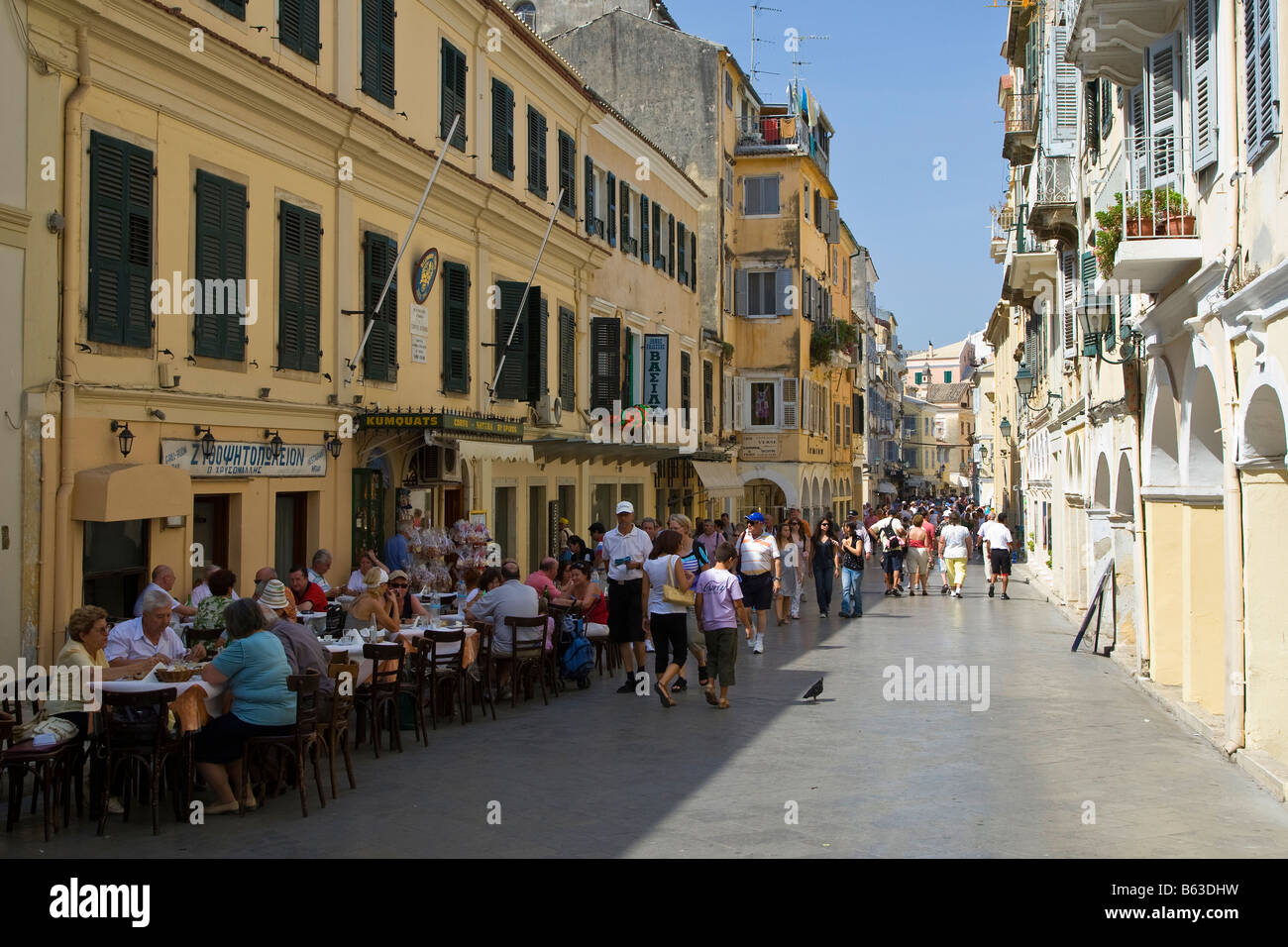 Una tipica scena di strada di Corfù città nella zona della città vecchia di Corfù, Grecia Foto Stock