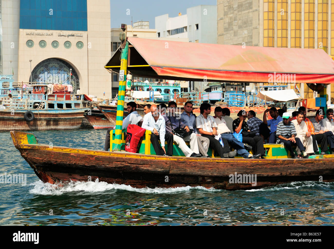 Un dhow tradizionale che attraversa il Dubai Creek, Deira Emirati Arabi Uniti Foto Stock