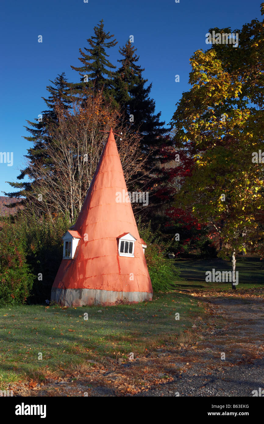 Una curiosa struttura che assomiglia a un gnome casa adiacente al viale di entrata di un residence Foto Stock