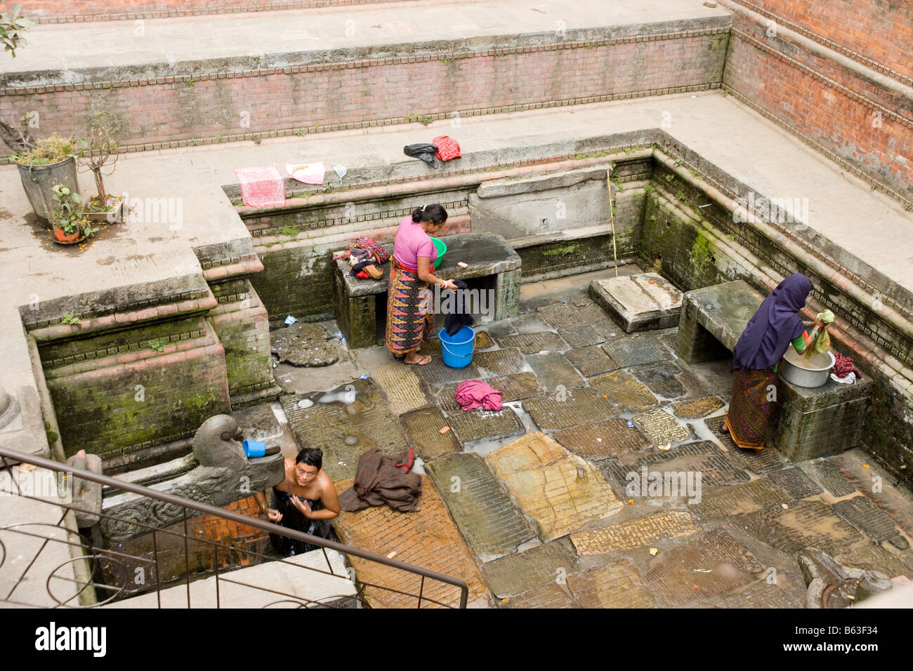 Le donne di lavaggio in un bagno pubblico nel centro di Kathmandu, Nepal Foto Stock