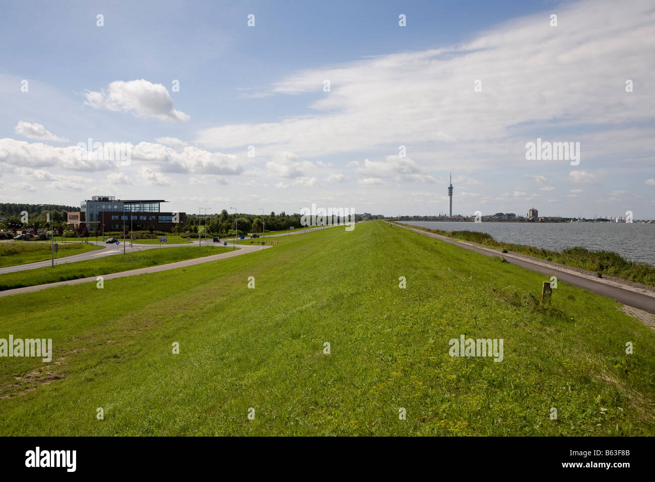 Dyke sui terreni bonificati proteggere Lelystad dall'IJsselmeer Flevoland Paesi Bassi Foto Stock