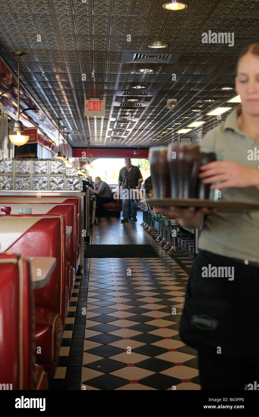 La cameriera che serve drink in un American Diner all ora di pranzo Minneapolis Minnesota USA Foto Stock