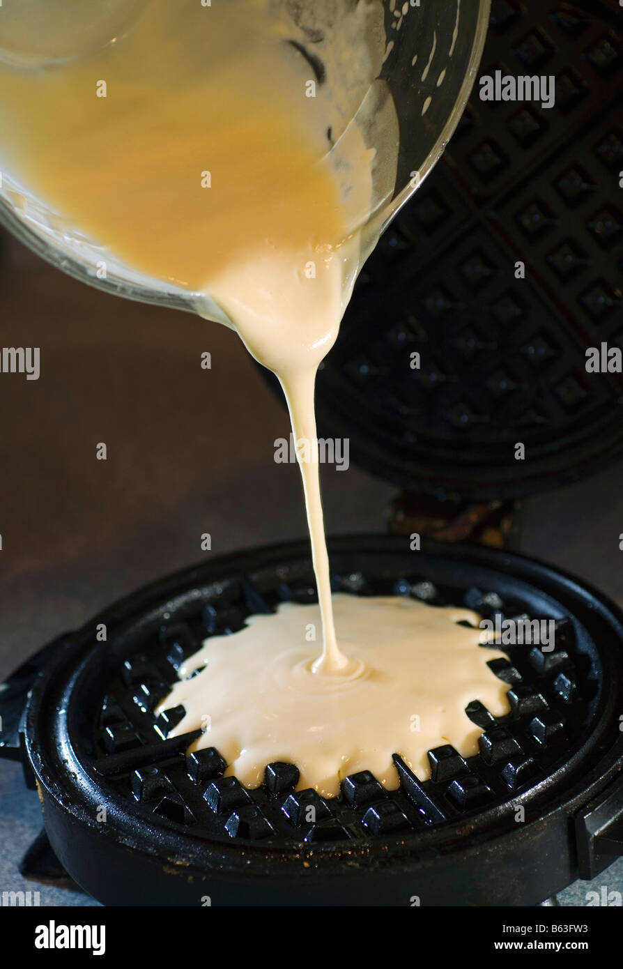 Waffle essendo realizzata sulla piastra per i waffle Foto Stock