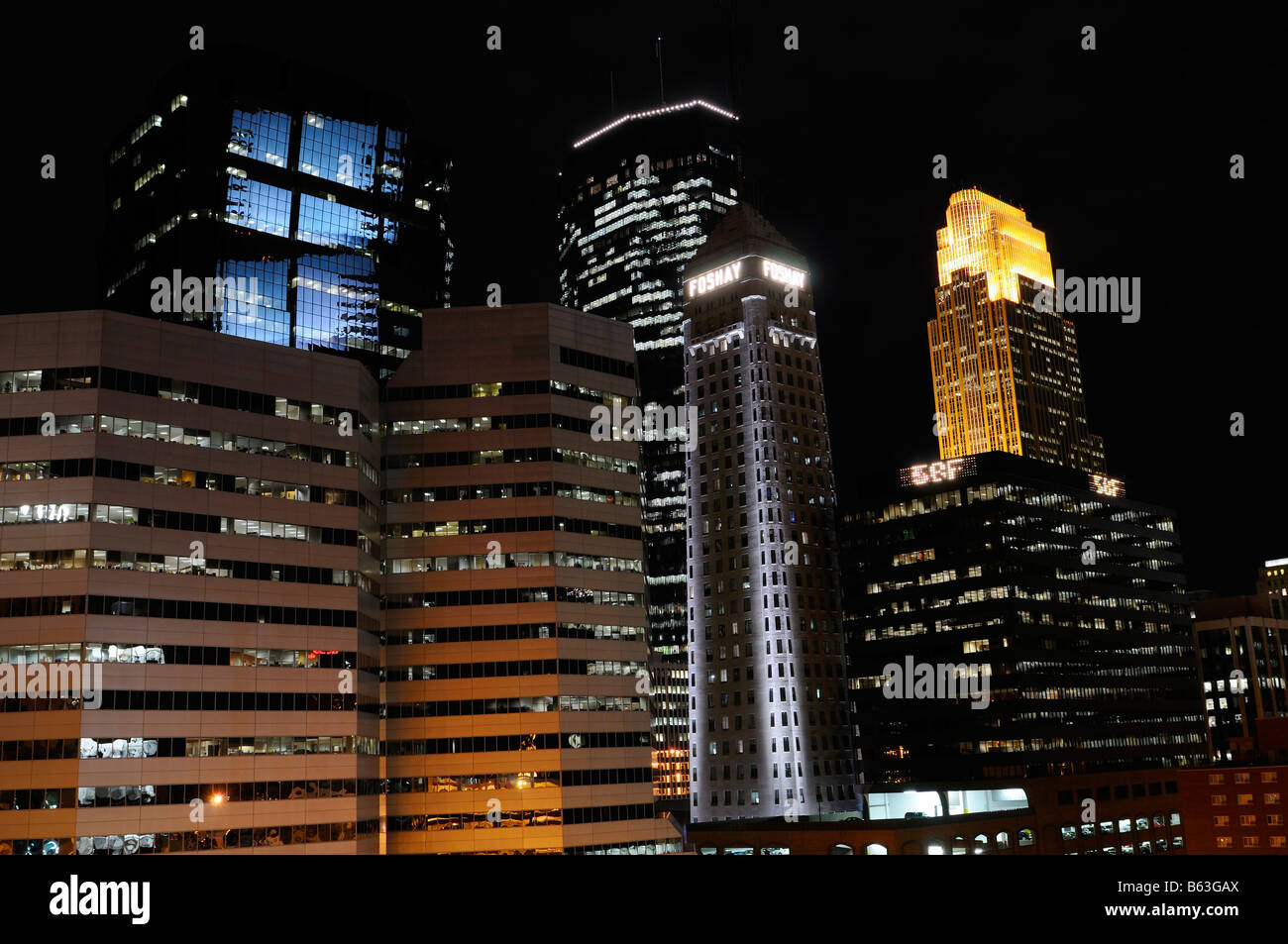 Il centro di Minneapolis di notte con centro finanziario highrise ufficio luci della torre Foto Stock