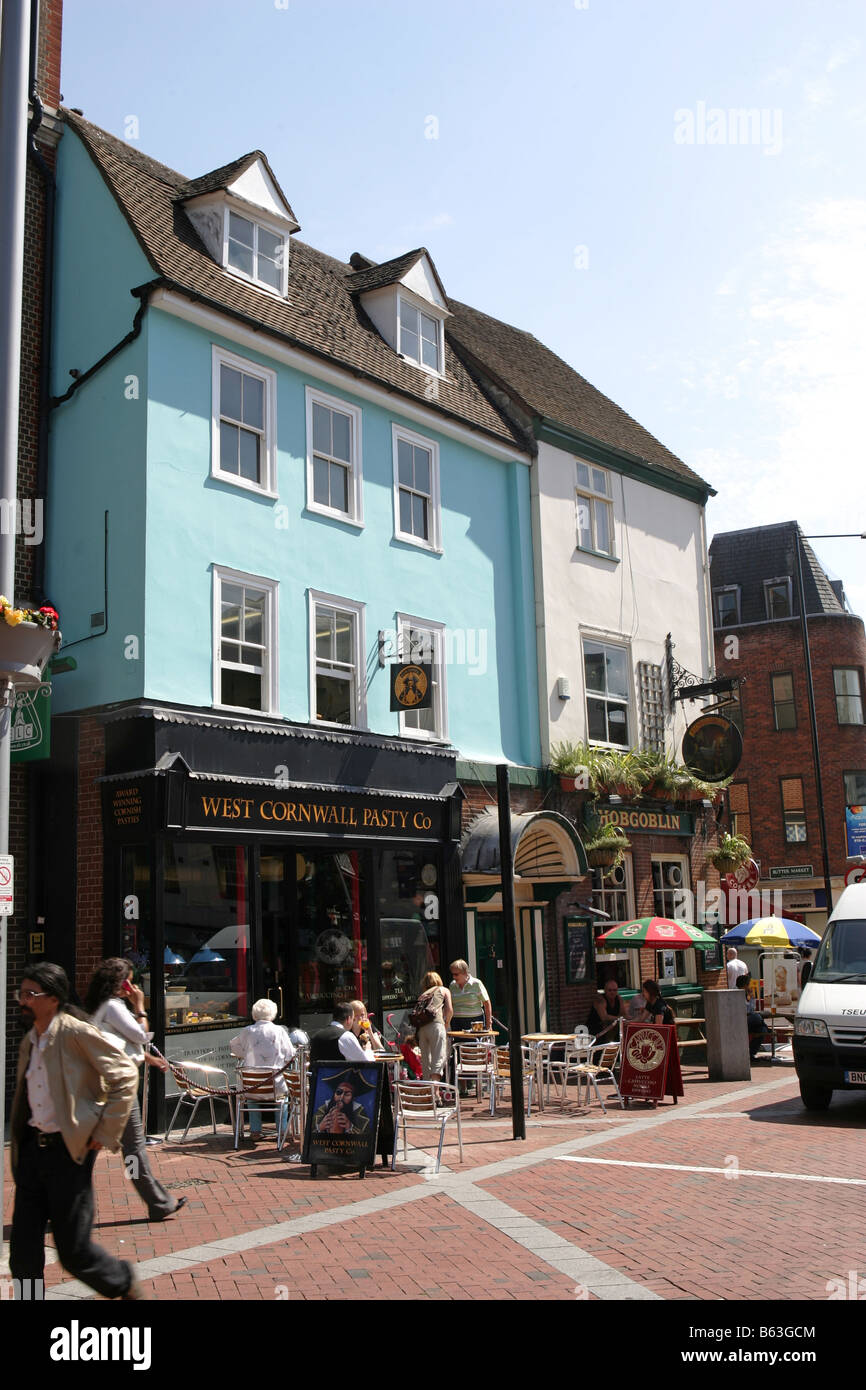 Una vista di Broad Street nel centro di Reading, Berkshire, Inghilterra. Foto Stock