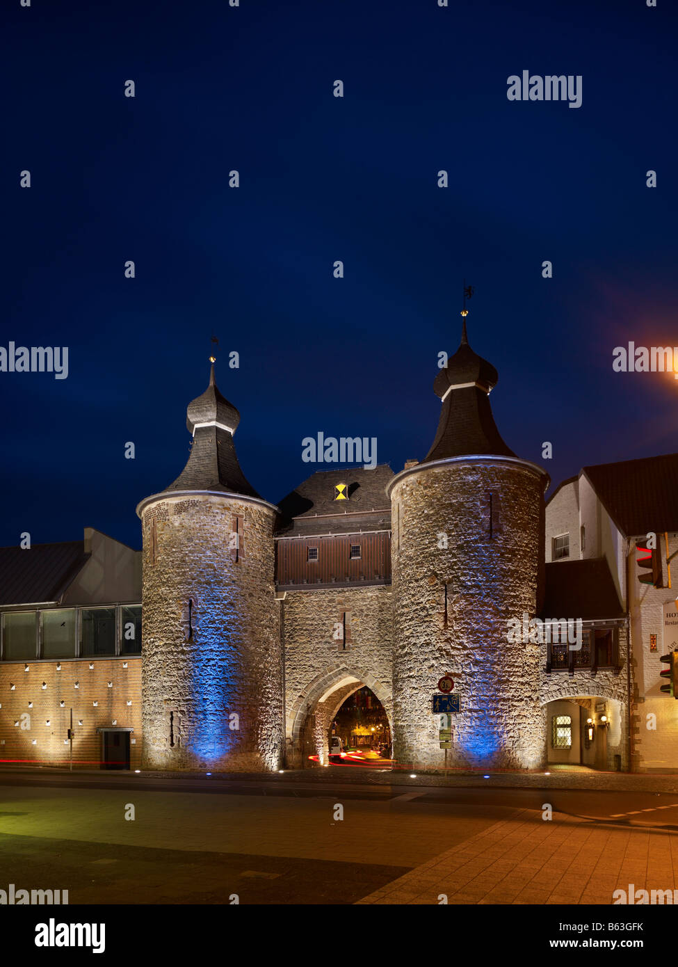 Illuminata Hexenturm, strega tower, Juelich, Nord Reno-Westfalia, Germania Foto Stock