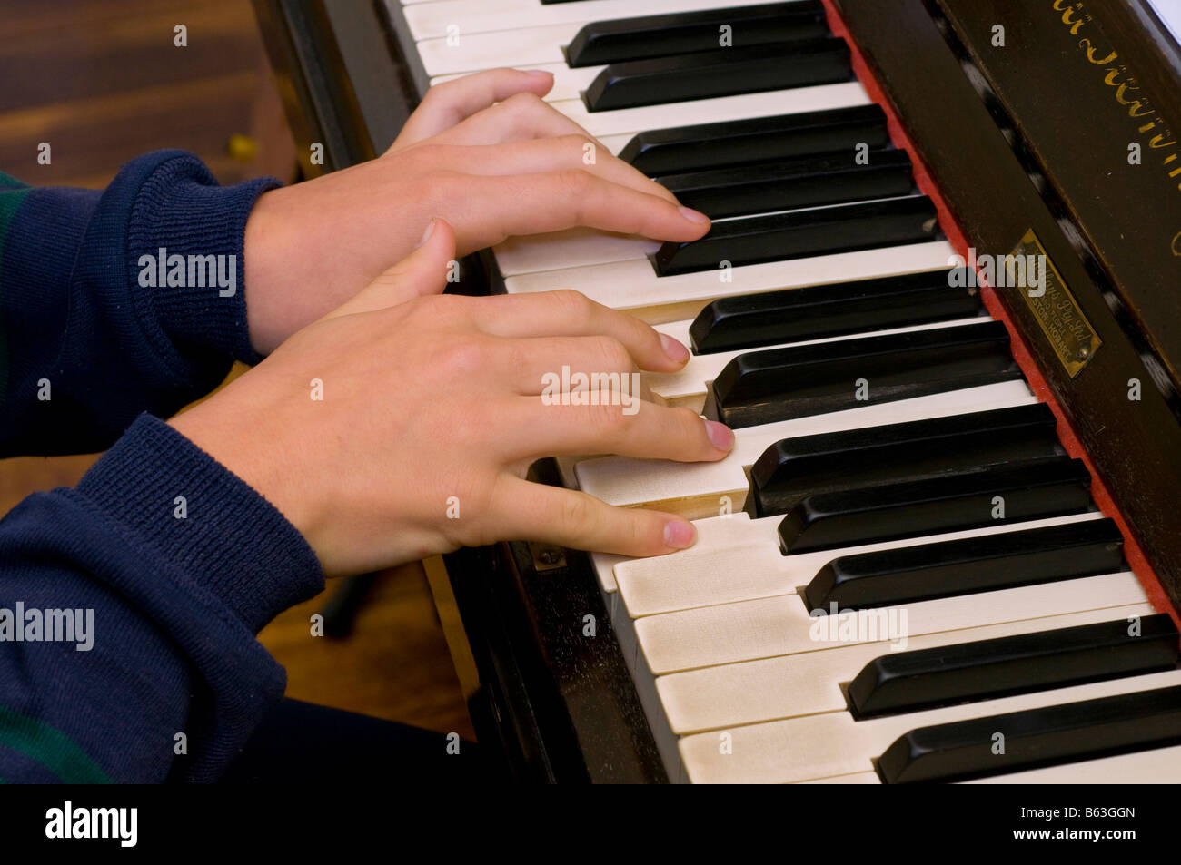 Ragazza s le mani sulla tastiera per pianoforte Foto Stock