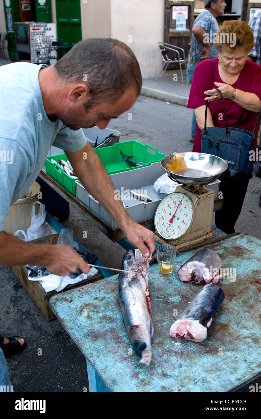 Il taglio di pesce spada in una fase di stallo all'aperto presso il mercato del pesce di Rabat, Gozo Foto Stock