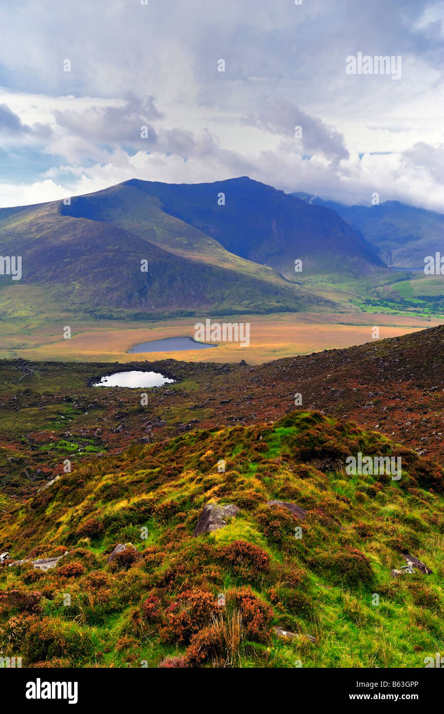 Vista di Brandon montagne da Conor Pass, Co.Kerry, Irlanda Foto Stock