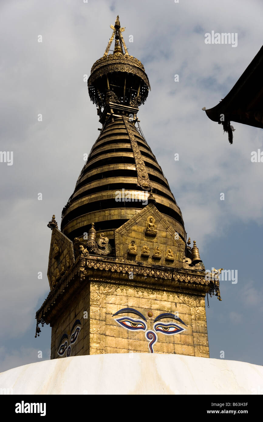 Stupa buddisti al tempio buddista di Swayambhunath il tempio delle scimmie a Kathmandu in Nepal Foto Stock
