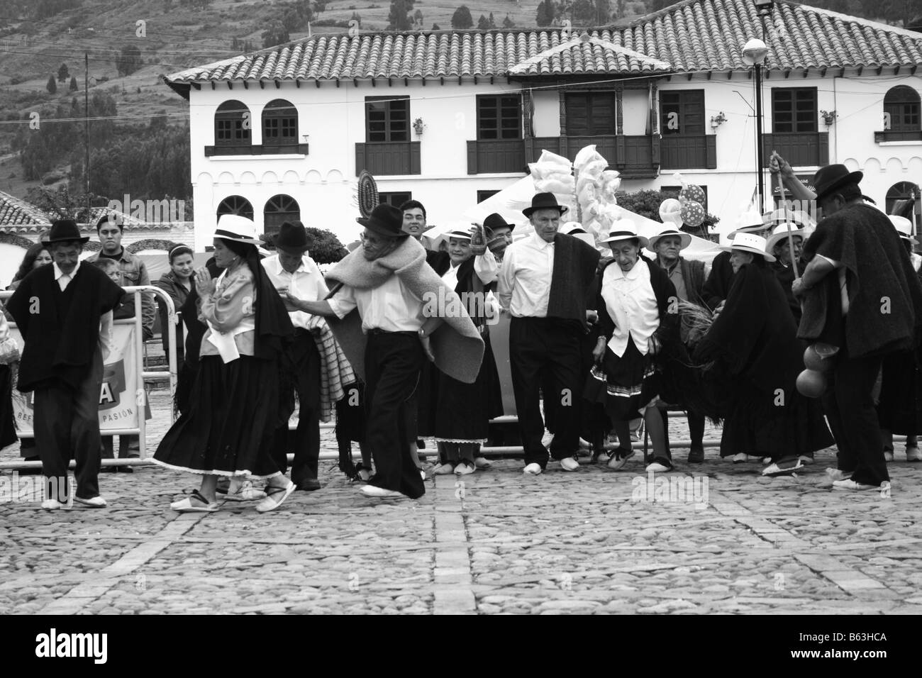 Terza età danza folcloristica gruppo durante un concorso, Tibasosa, Boyacá, Colombia, Sud America Foto Stock
