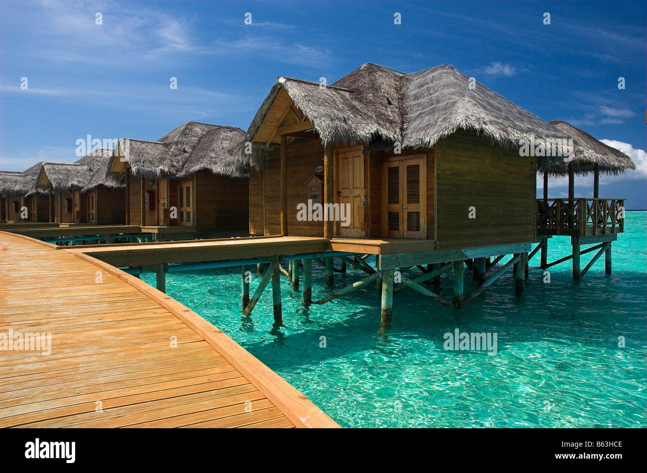 I Bungalow Sullacqua Sullisola Tropicale Di Fihalhohi Alle Maldive Foto Stock Alamy