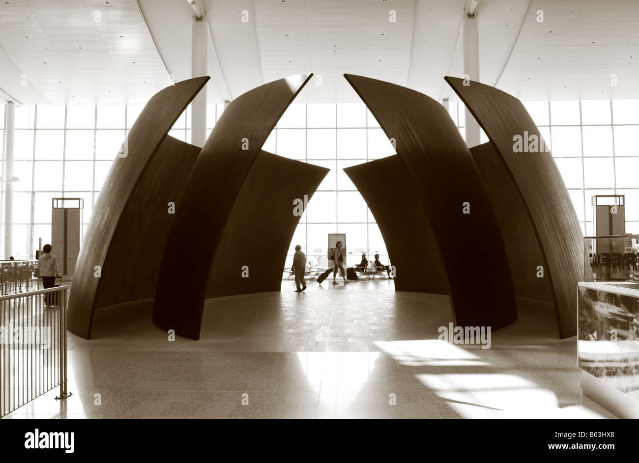 Sfere inclinato in un terminale in Aeroporto Internazionale Pearson di Toronto in Canada Foto Stock