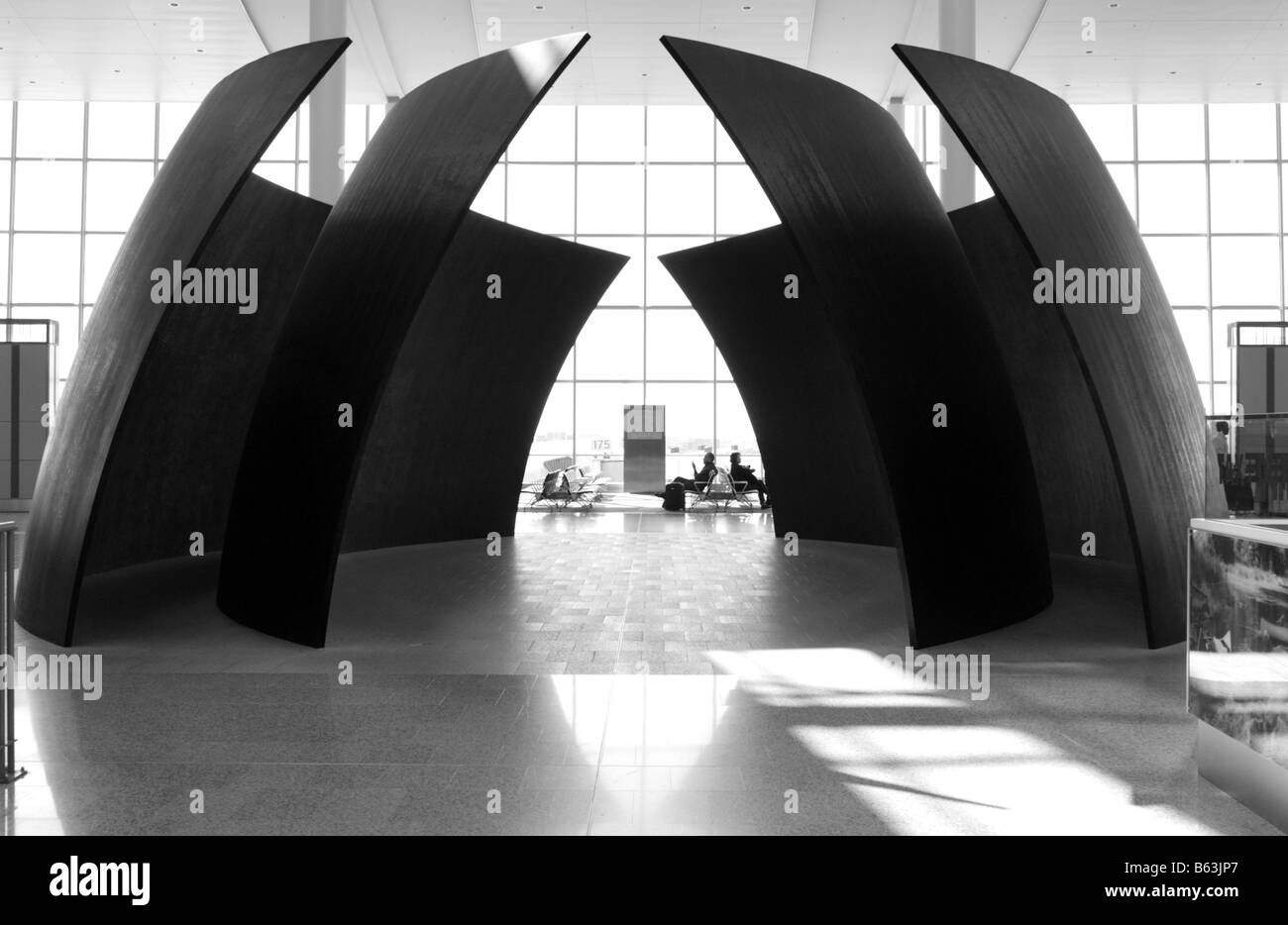 Sfere inclinato in un terminale in Aeroporto Internazionale Pearson di Toronto in Canada Foto Stock