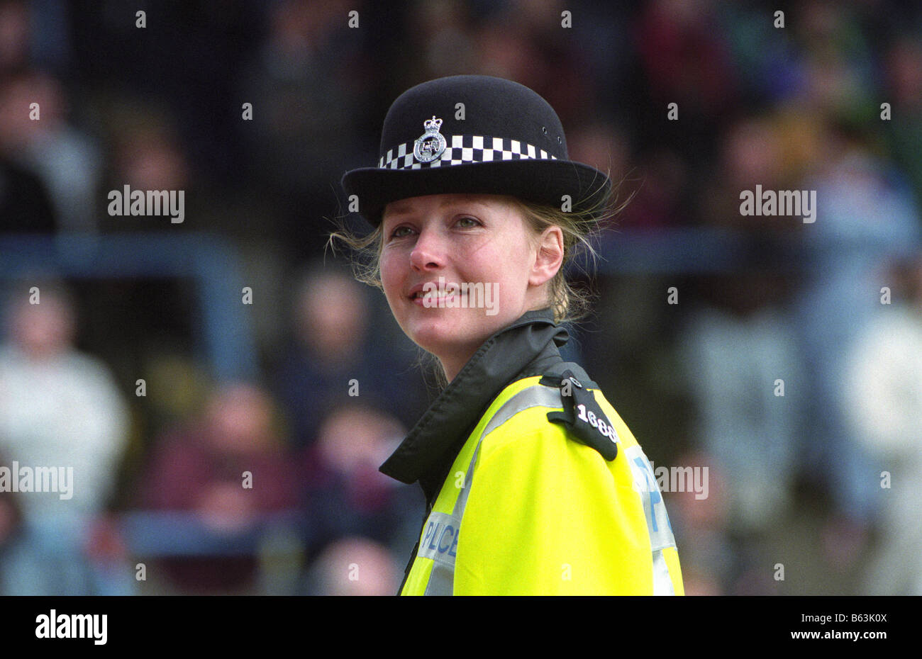 Donna di polizia sul dovere di Birmingham football match regno unito Foto Stock