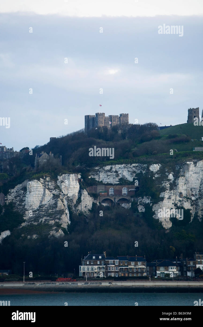 Case a schiera le bianche scogliere di Dover Castle Foto Stock